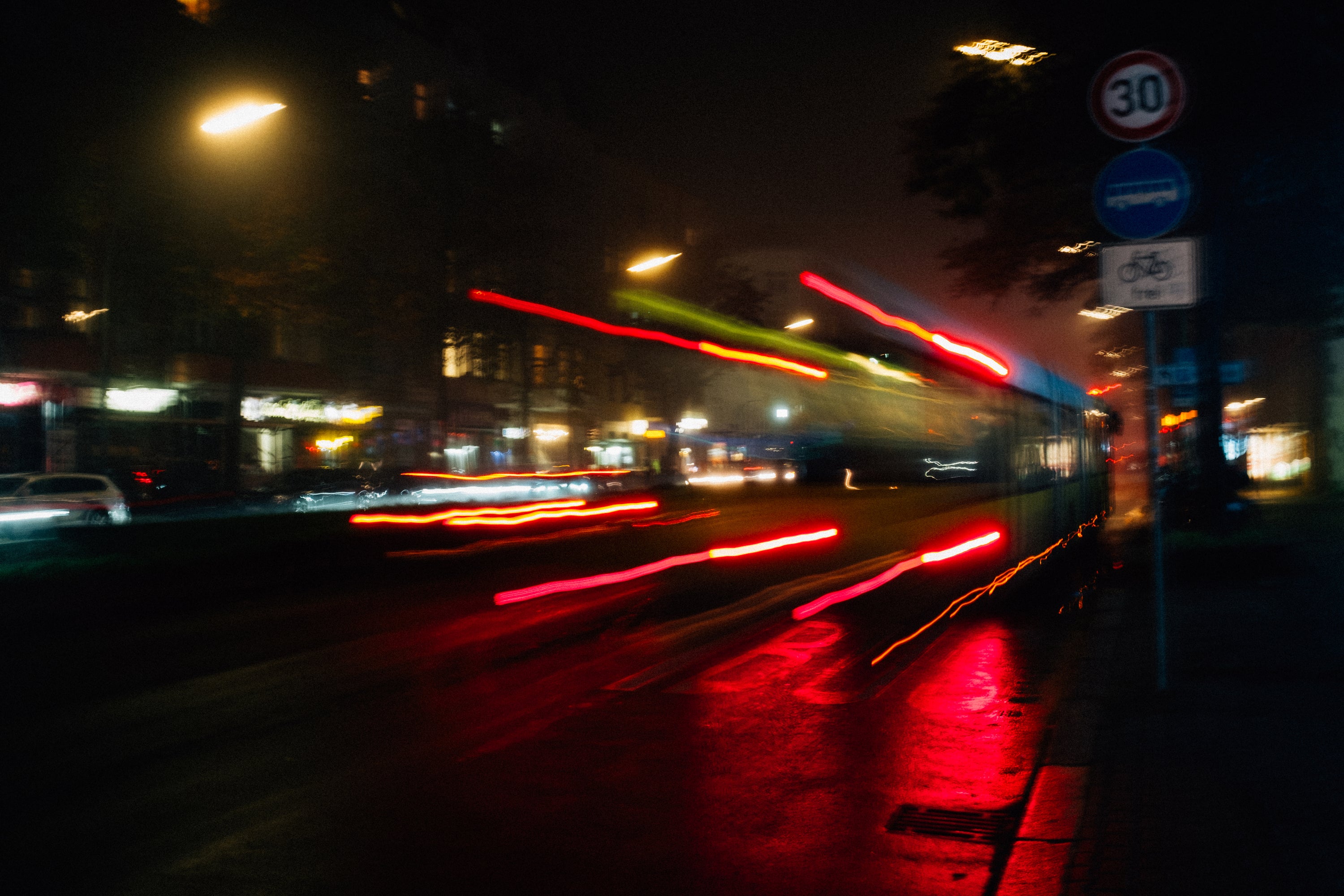 Verschwommene Lichter bei Nacht – repräsentiert Herausforderungen mit der Nachtsicht, adressiert durch NOMOSANs Vision-Kategorie für Augengesundheit.